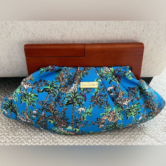 Lilly Pulitzer Bermuda clutch | Blue Thistle Tiger Queen print | Wooden Handle - Picture 5 of 7